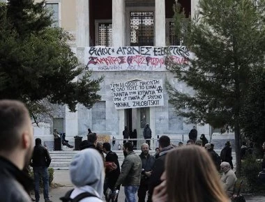«Ανεπιθύμητοι» από τον ίδιο τους τον χώρο Σκουρλέτης-Ρήγας-Φίλης-Δρίτσας & Τόσκας: Τους προπηλάκισαν στο Πολυτεχνείο